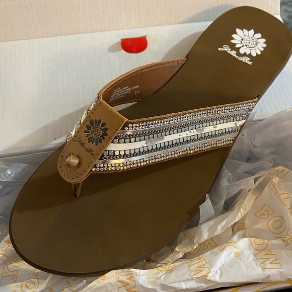 Yellow box flip flops. Size 11 women’s. New never been worn. - Picture 1 of 3